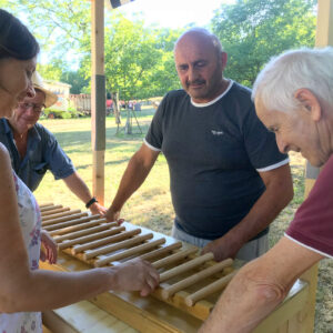 Jeu en bois géant de duel, affrontement lors d'un mariage champêtre à Lyon sur le jeu des bâtonnets, le jeu culte des maitre du temps de fort boyard