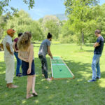 Challenge entre collègues sur une piste de minigolf mobile pour une journée de cohésion et de détente à Grenoble en Isère