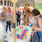 Concours d'adultes sur le jeu en bois géant de la pêche aux canards lors d'une animation fête foraine à Grenoble