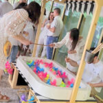 Adultes qui jouent à la pêche aux canards lors d'une animation sur le thème de la fête foraine pour une soirée d'entreprise originale à Lyon