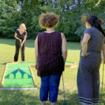 Amies qui s'amusent sur une piste de mini golf mobile lors d'une animation originale pour un séminaire d'entreprise à Grenoble