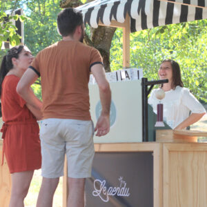 Idée animation garden party à Lyon, dans le Beaujolais ou dans les Monts Lyonnais : location du jeu du pendu géant en bois sur un stand guinguette et bohème