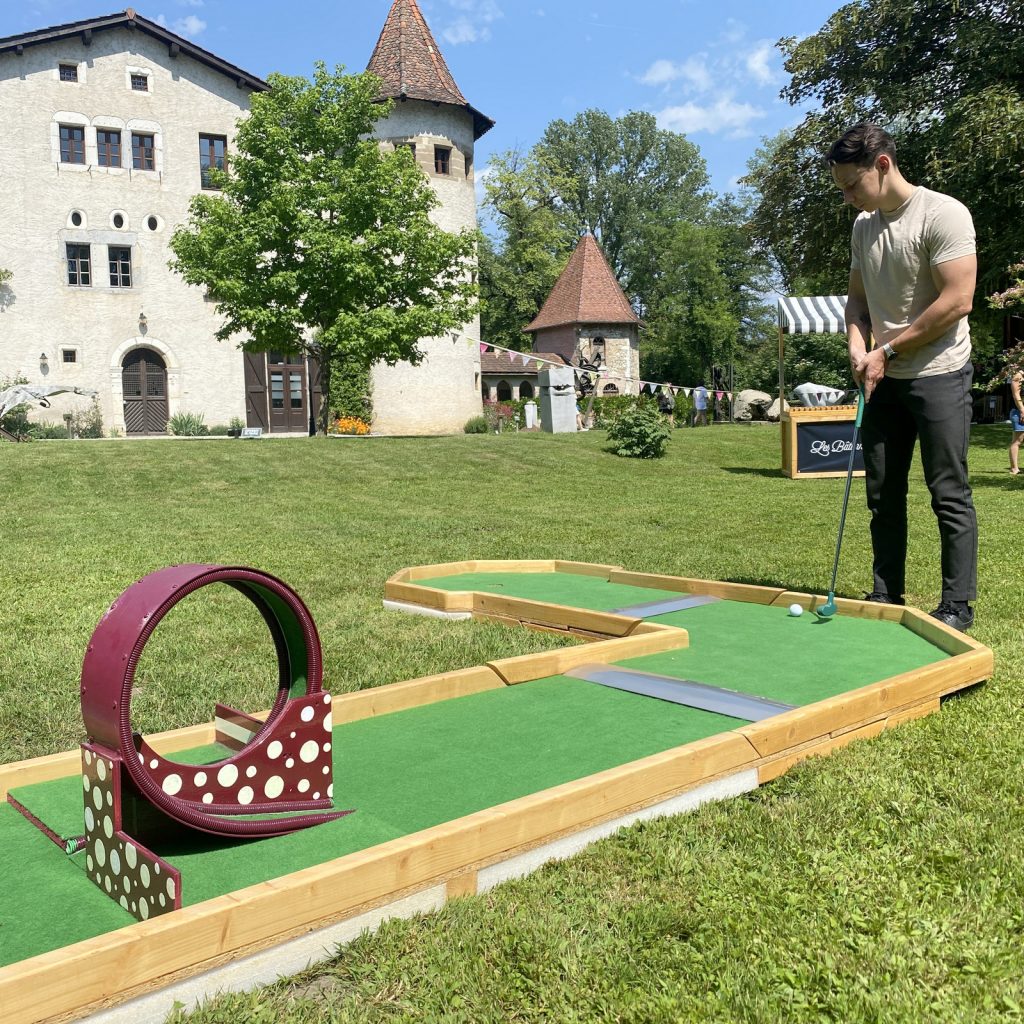 animation mini golf intérieur ou extérieur pour votre séminaire d'entreprise ou votre fête de famille à Lyon Grenoble ou Valence