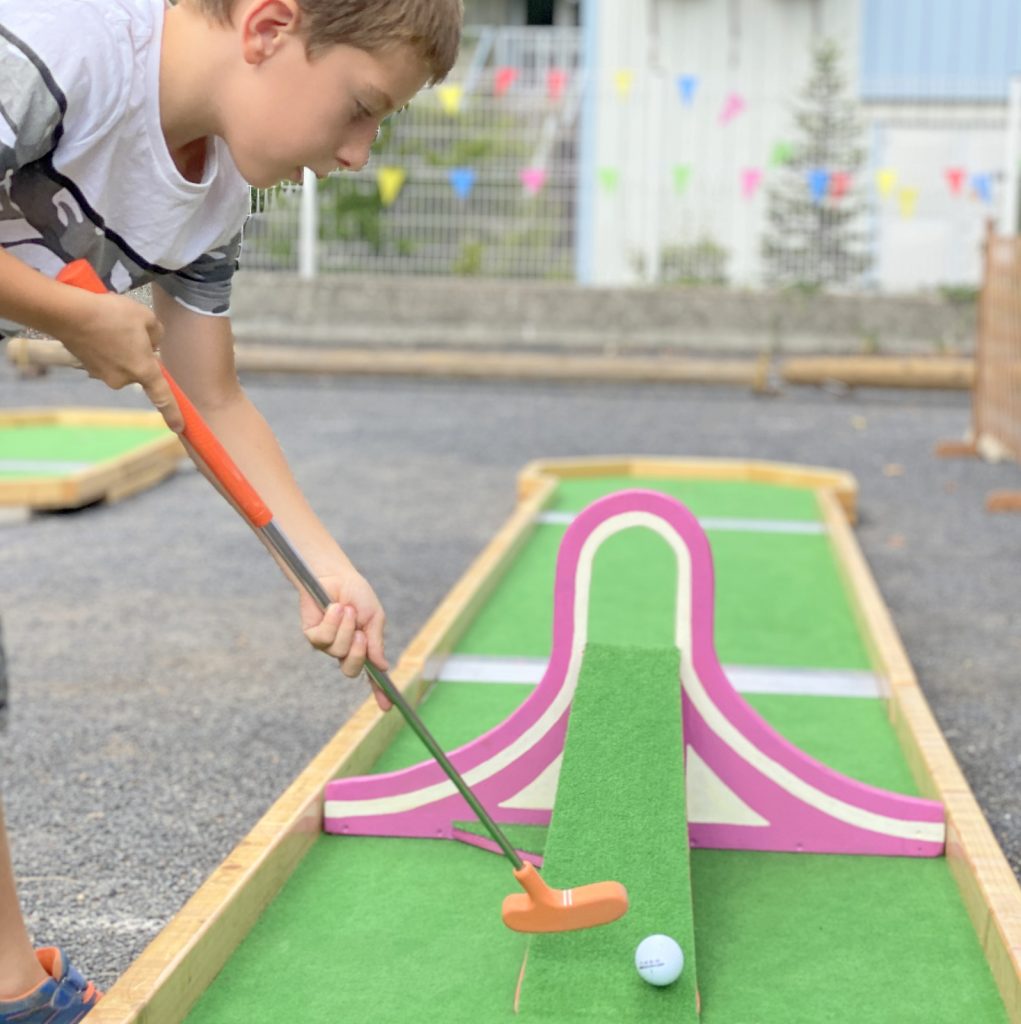 location mini golf, pistes en intérieur et extérieur pour une animation originale lors de votre garden party, votre séminaire ou votre mariage à Lyon Grenoble Annecy Valence