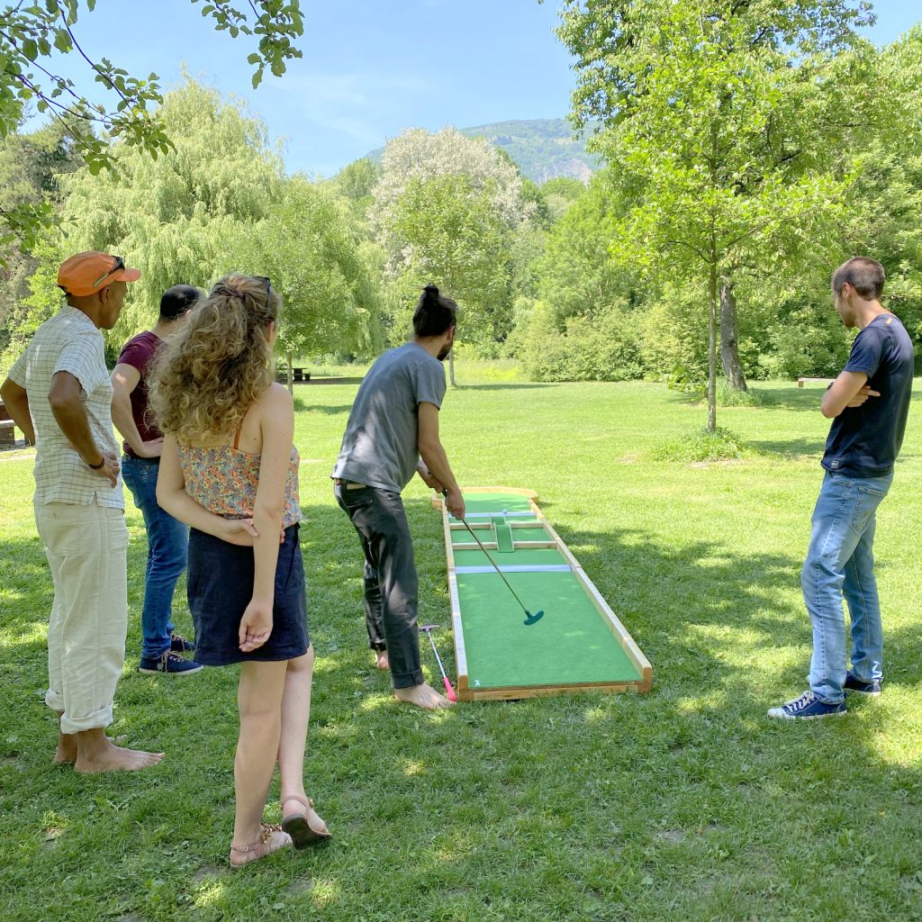 mini golf mobile (location de parcours de mini-putt portatifs) pour vos évènements en Isère, à Lyon ou en Haute Savoie