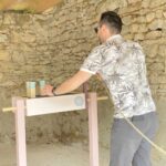 homme concentré en plein challenge d'entreprise en équipes qui se défie sur le jeu contrepoids à Chambéry