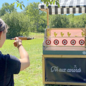 Tir à l'arbalète sur des canards et des cibles pour une animation fête foraine originale lors de votre team building dans les monts du lyonnais