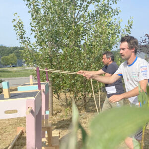 Affrontement sur un jeu en bois géant type koh lanta lors d'une animation team building à Lyon en Rhône alpes