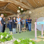 collègues de travail se défiant sur un jeu de précision et de concentration lors d'une journée team building à Grenoble en Isère