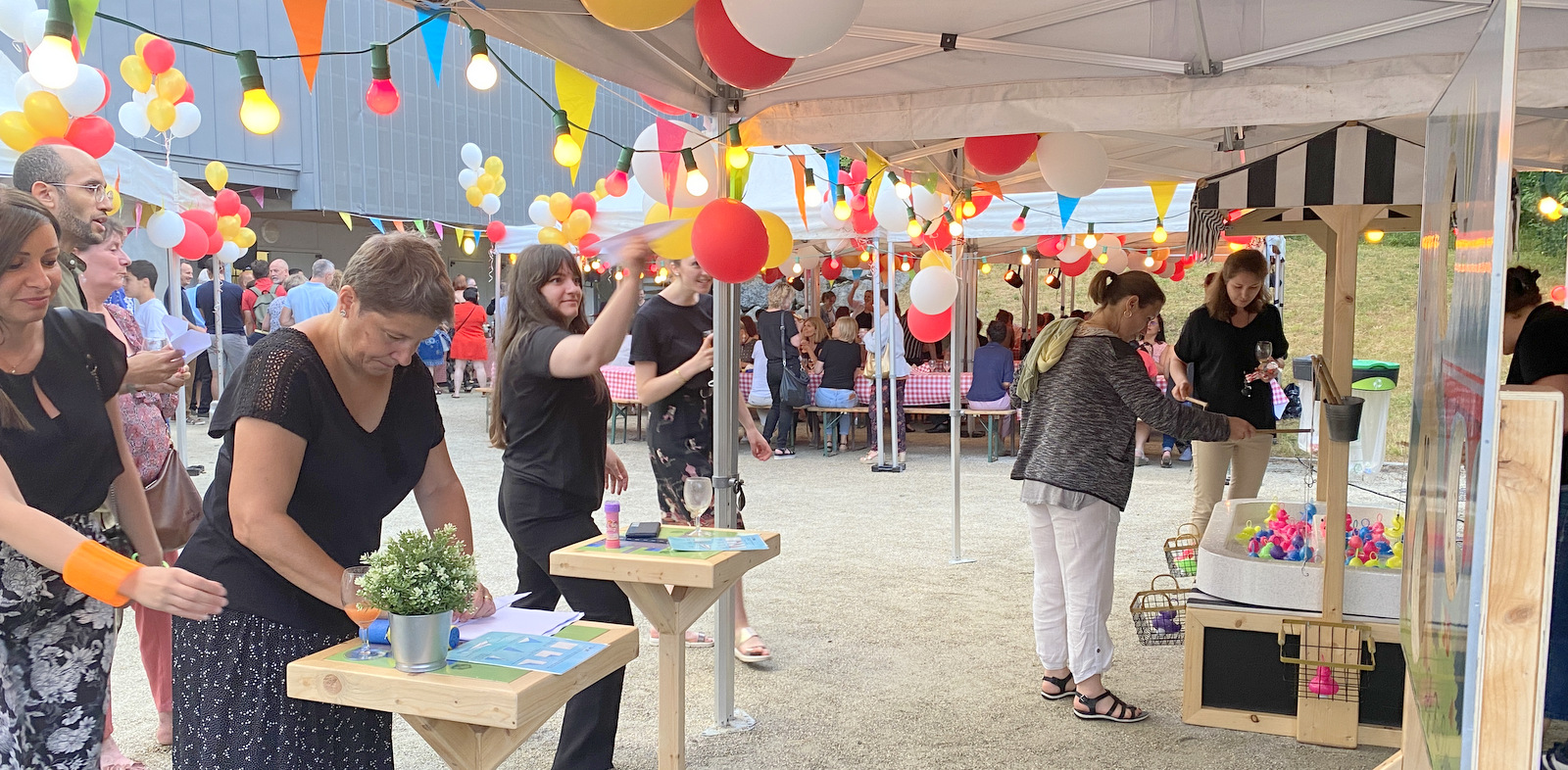 Animation guinguette et fête foraine avec de grands jeux en bois originaux à Lyon Grenoble Meylan Valence et Annecy